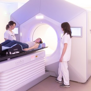 femme allongée sur une machine de radiothérapie